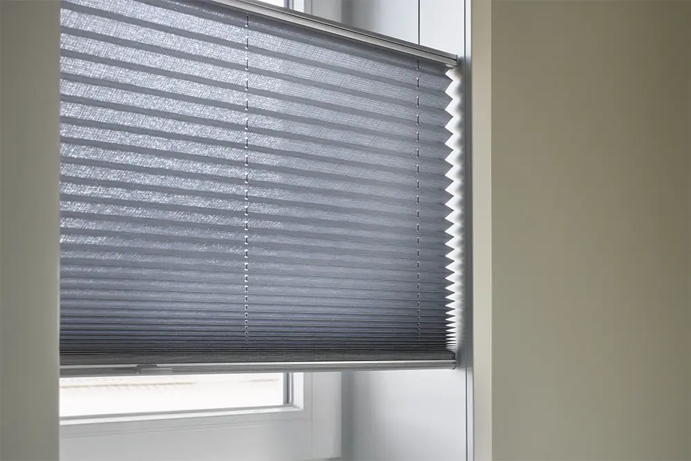 Enkele plisségordijn in grijze stof in een woning in Arnhem